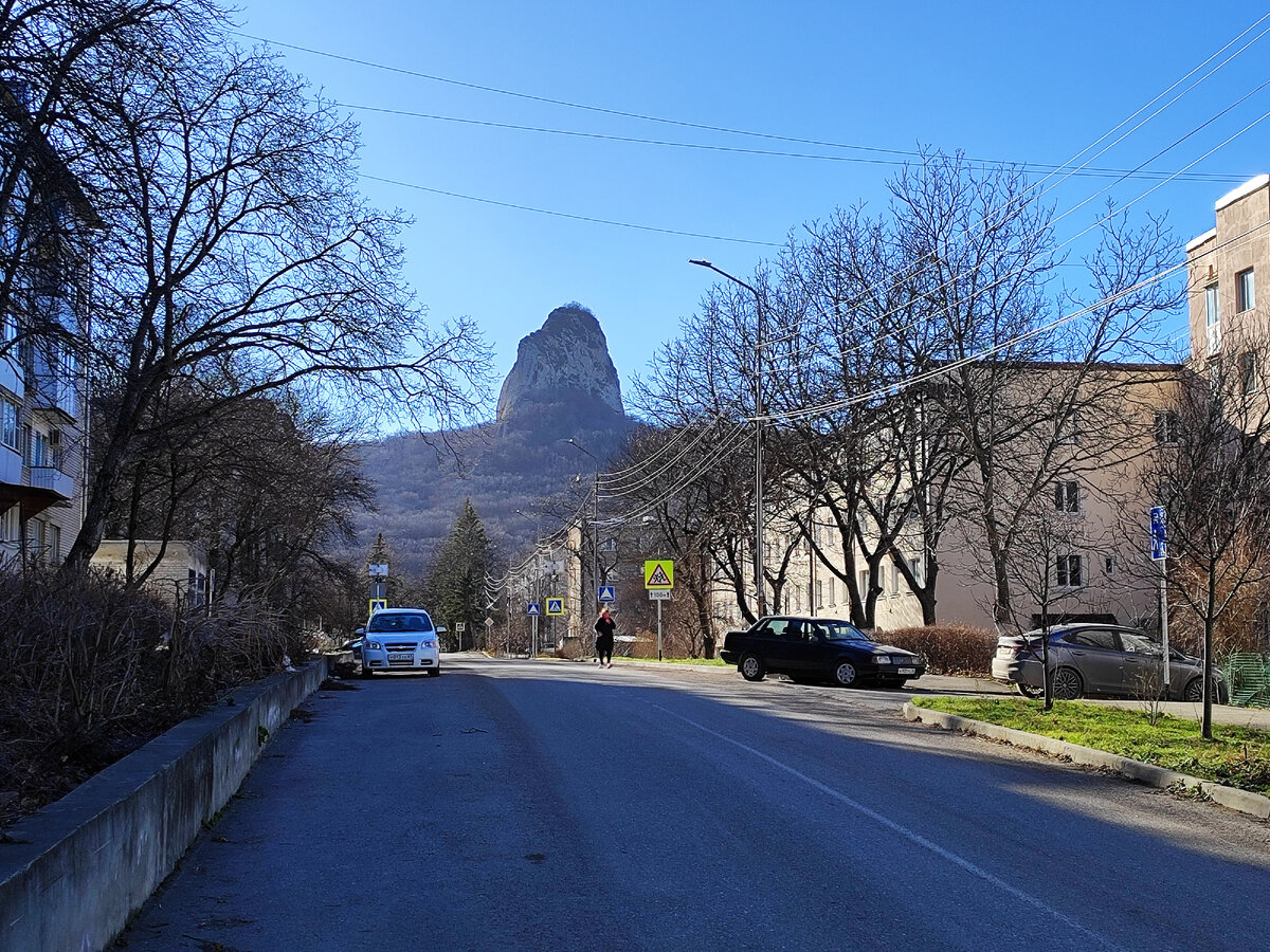 Вид с улиц Железноводска на гору Медовую (декабрь 2023 года)