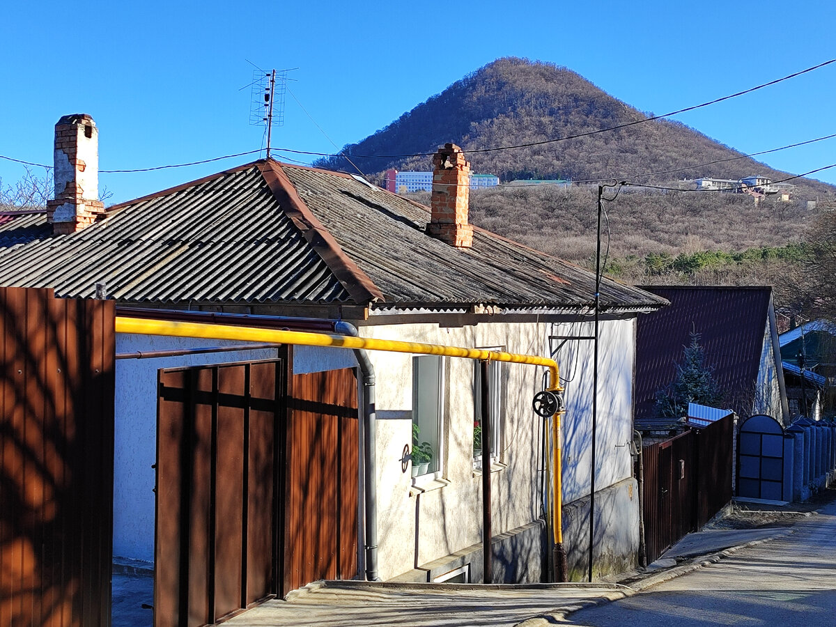 Уютная улица с видом на Железную. И ни за что я не променяю теперь эти места на равнинный ландшафт! (декабрь 2023 года)