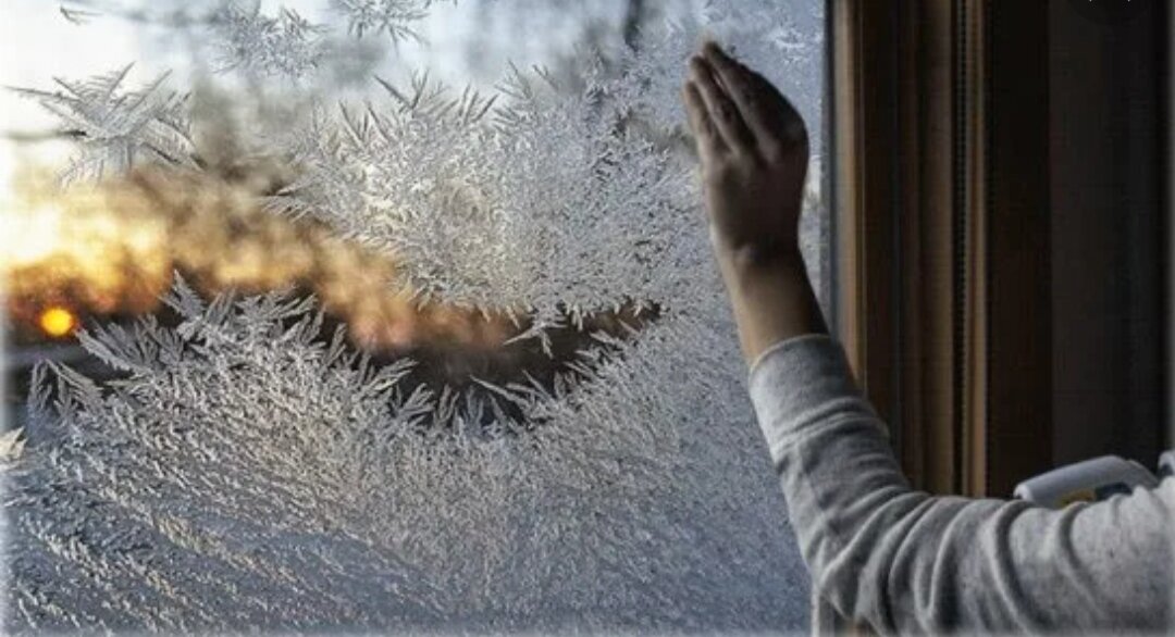 Оно бросает несколько чуть чуть теплых лучей. Морозное окно. Снег за окном. Мороз на стекле. Зимнее окно.
