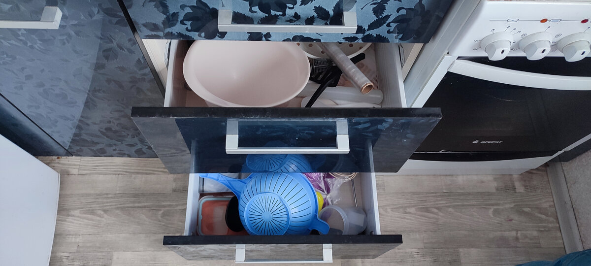 Весь пластик, все контейнеры, поварежки, все тут, чтобы дочь не скучала)