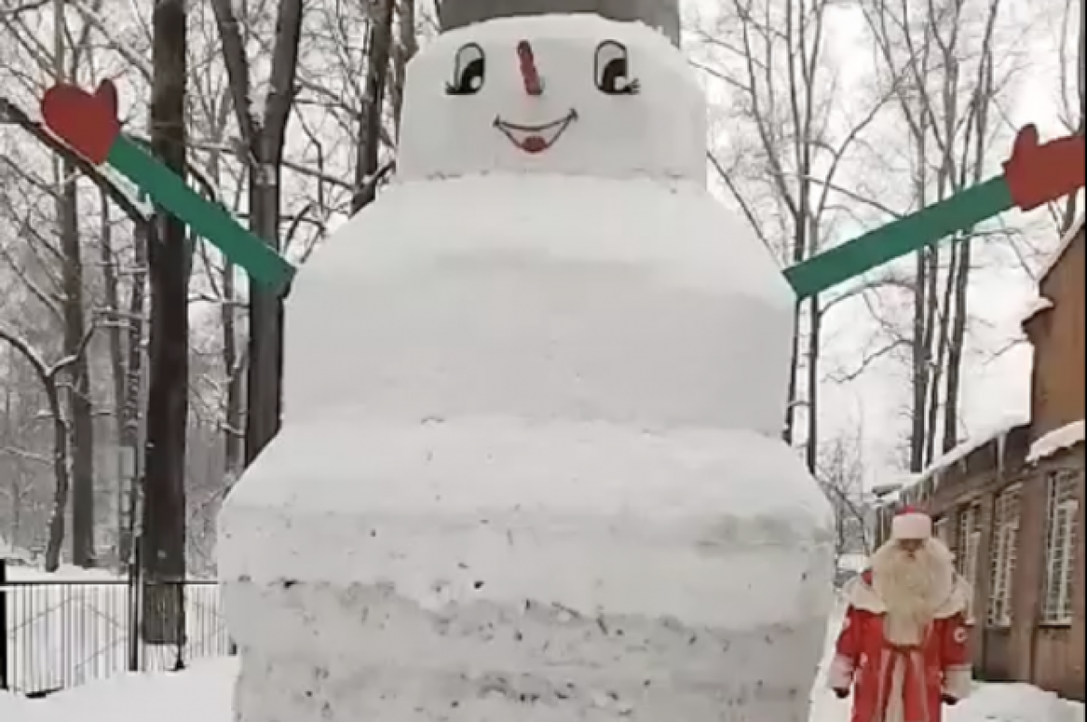    В новокузнецком интернате дети слепили снеговика размером с двухэтажный дом