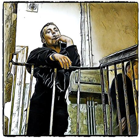 Опер стоял и курил в коридоре