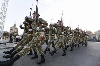 ВРЕМЕНА ПЫШНЫХ ПАРАДОВ ДЛЯ КИЕВА ЗАКОНЧИЛИСЬ. ФОТО: SERGII KHARCHENKO/ZUMAPRESS.COM
