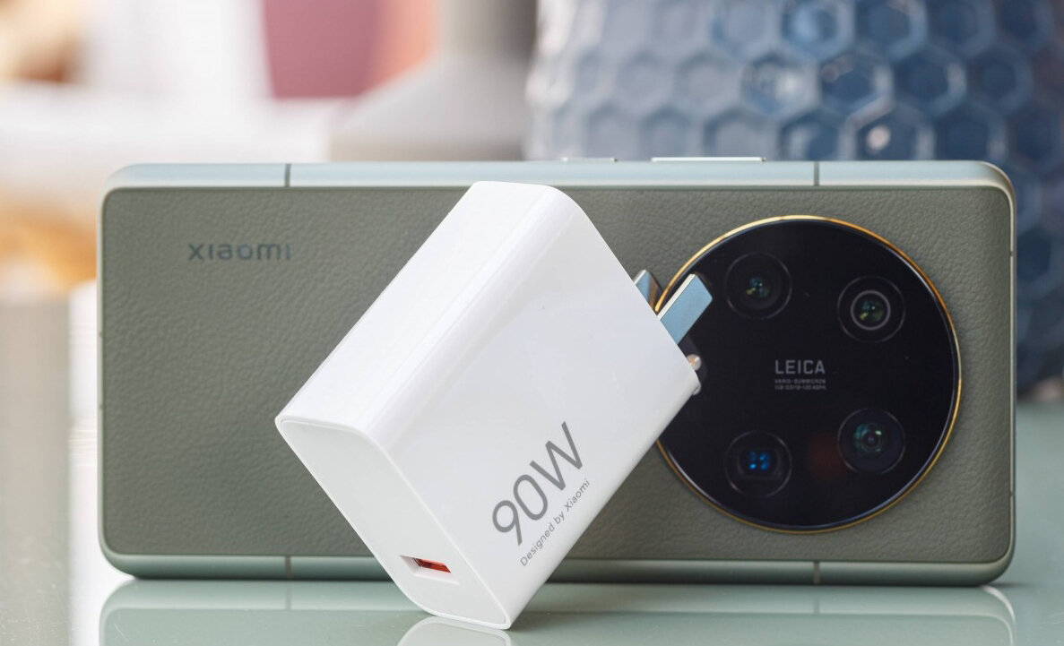 В комплекте Xiaomi 13 Ultra мощный адаптер для быстрой зарядки. Источник: gsmarena.com