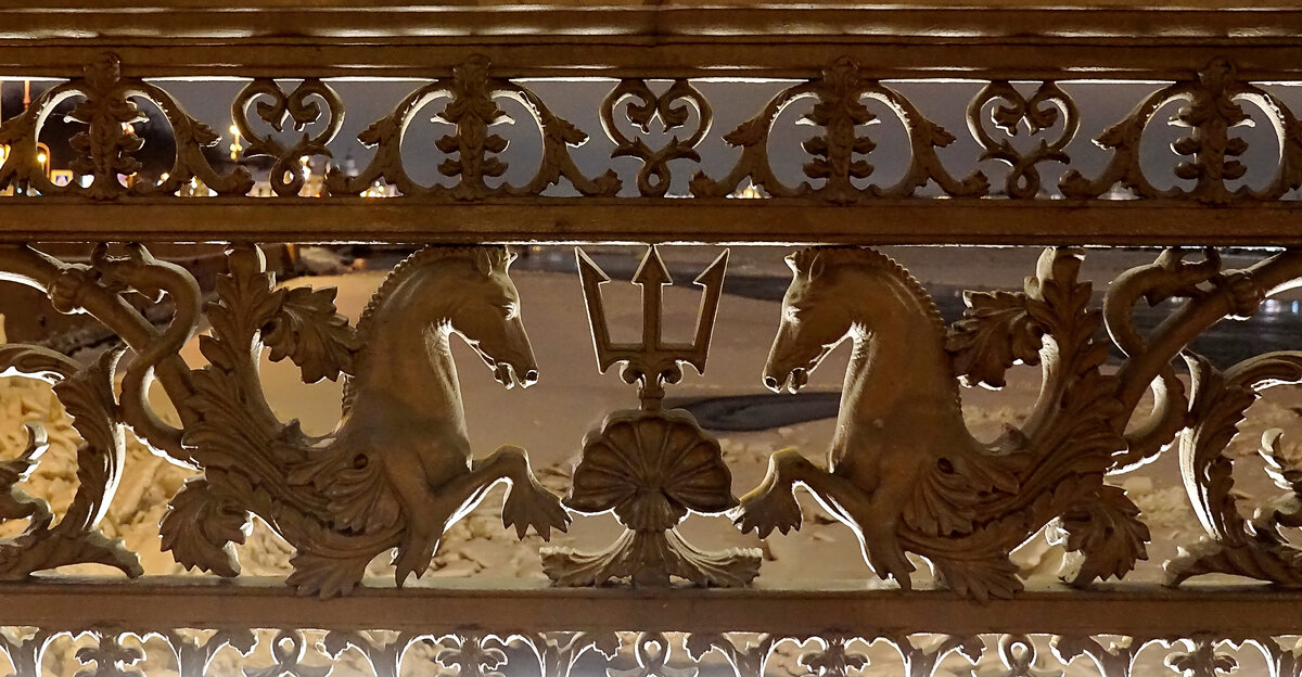 По Благовещенскому мосту я перешла с Васильевского острова на Английскую набережную. В очередной раз полюбовалась художественным литьём - обязательно сделаю для вас подборку решёток и оград Петербурга!