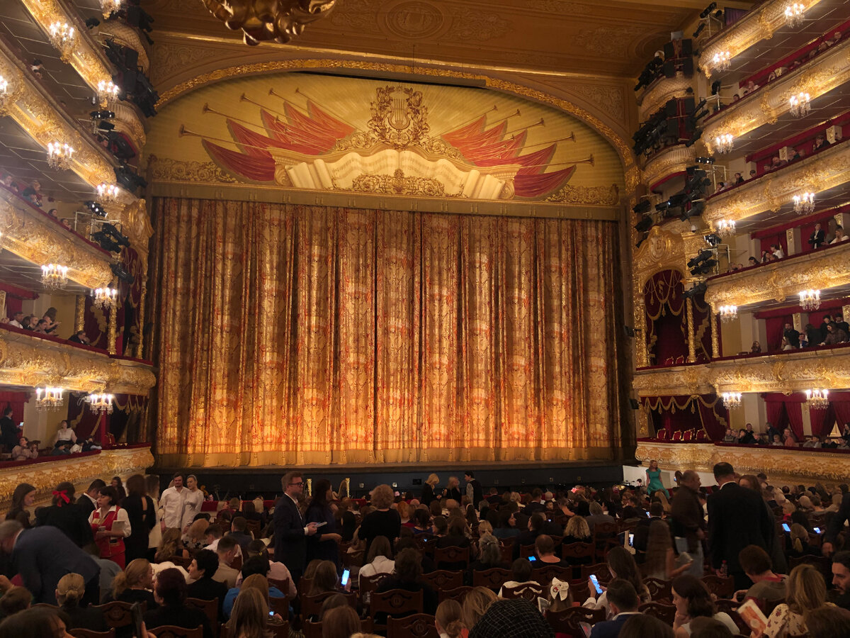 В зале - ни одного свободного места. 29.12.2023.