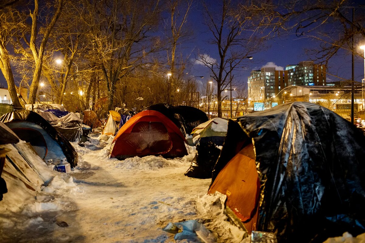 Палатки бездомных в США. Палатки в Америке бездомные. Палатки бомжей в США.