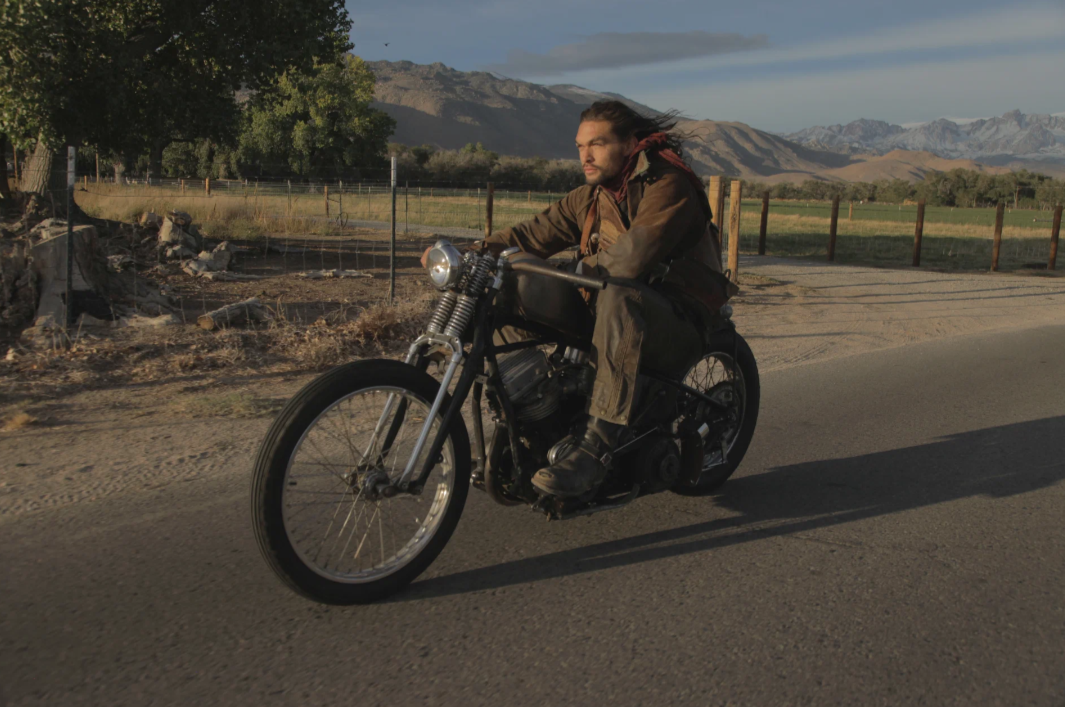 Мамоа на своём олдскул чоппере