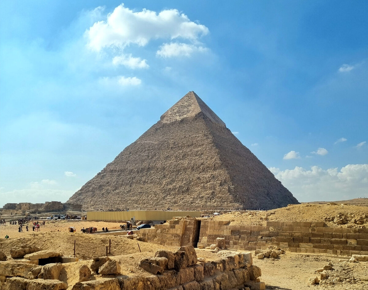 Знаменитые Пирамиды находятся в Гизе - рядом с Каиром. Чтобы их увидеть, понадобится виза.