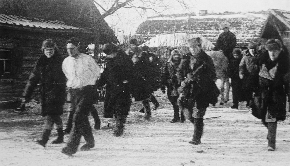 Партизанская жизнь. Казнь Партизан ВОВ 1941-1945. 1942 Белоруссия полицаи. Парад Партизан в Орле 1943.