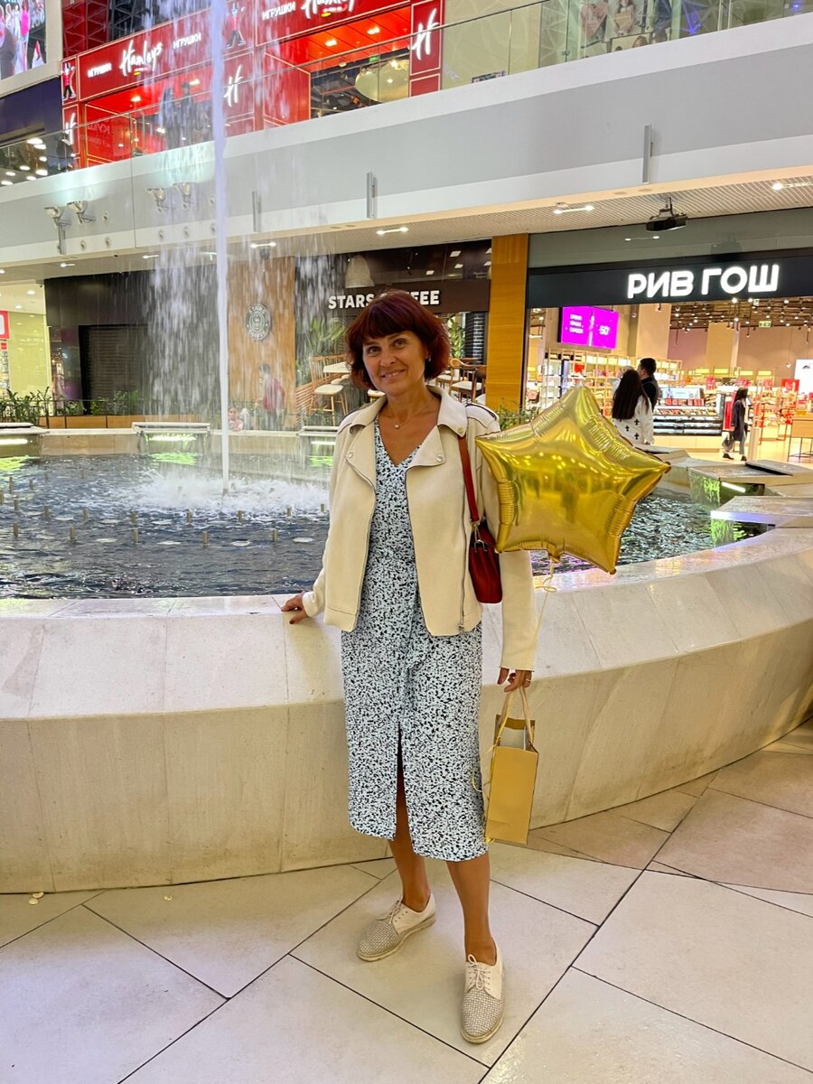 Я в свой прошлый день рождения, в Моремолле в Сочи с подарком в руках – доверчивая лохушка, которая ещё не в курсе, как её надули.