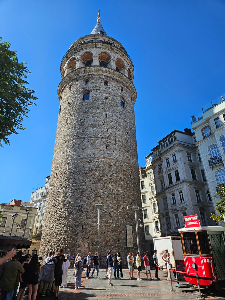 красный исторический трамвайчик здесь вместо кассы