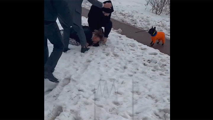 СКРИНШОТ ВИДЕО, ОПУБЛИКОВАННОГО ЦЕЛЫМ РЯДОМ ТГ-КАНАЛОВ. НА СТОП-КАДРЕ ИБРАГИМОВ НАНОСИТ УДАР В ЛИЦО ЖЕРТВЕ ПОСЛЕ ТОГО, КАК ПЫТАЛСЯ ЕЁ ЗАДУШИТЬ.