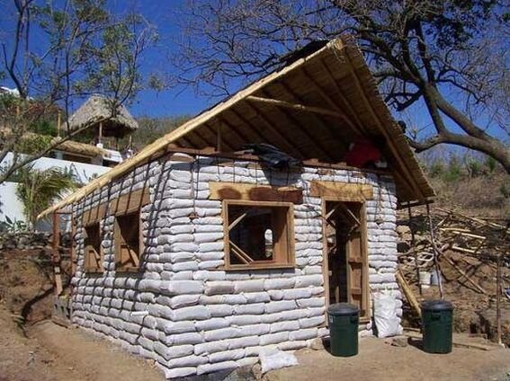 Классический дом из мешков с землей