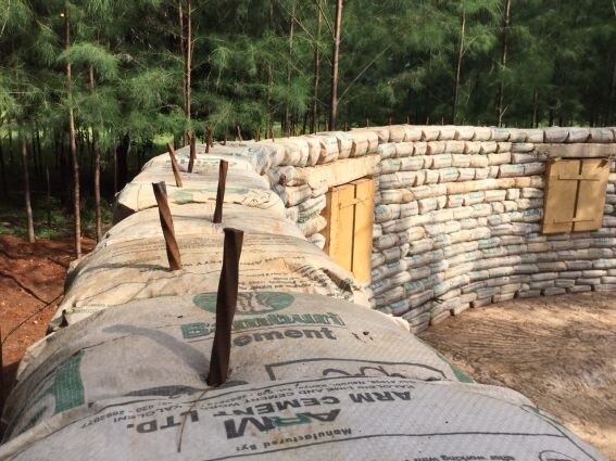 Закрепляем ряды деревянными кольями. Металлических лучше избегать, а то будет коррозия металла внутри стен