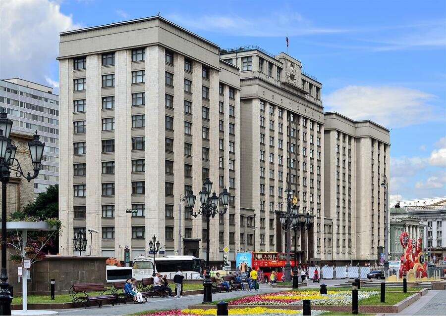    Москва. Здание Совета Труда и Обороны, в настоящее время (2017 год) — здание Государственной Думы Российской Федерации. 1935 г. Архитектор А. Я. Лангман. Вид с Манежной площади Фото: Д. Иванов, по лицензии CC BY-SA 4.0