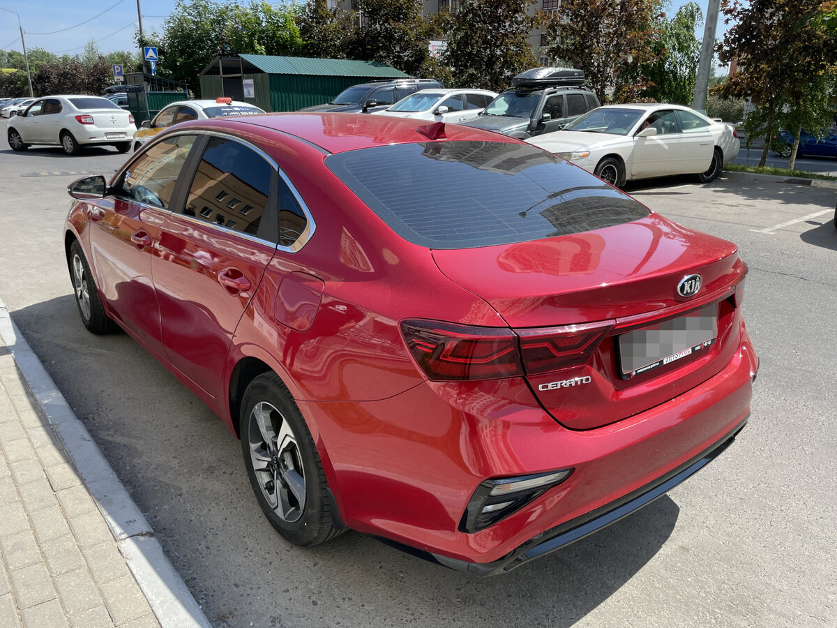 Приехал я на осмотр красивого красного цератика, 2019 года выпуска. Автомобиль с расстояния пары метров смотрится очень эффектно. Ярко красный цвет очень идет этому кузову.-2