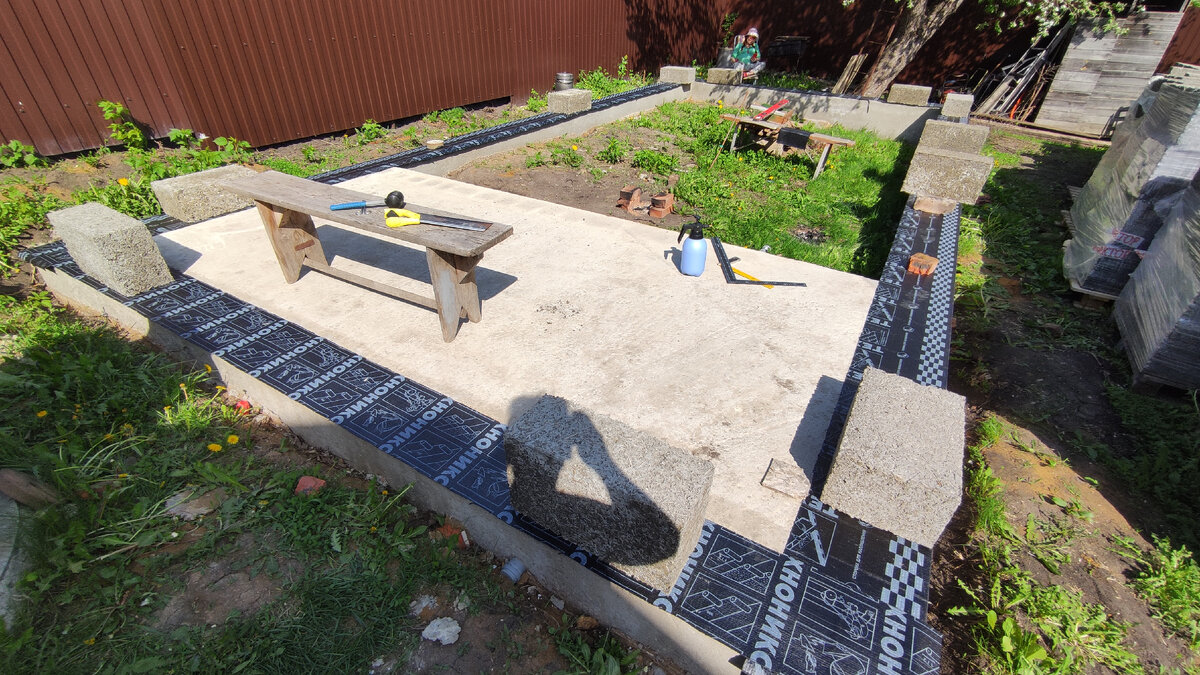 2021 год. Залил фундамент, начинаю кладку первого ряда