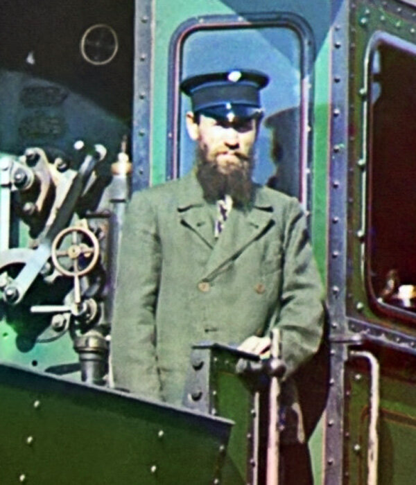 Машинист паровоза в синей фуражке. Фото: Прокудин-Горский С. М. 1909 год.