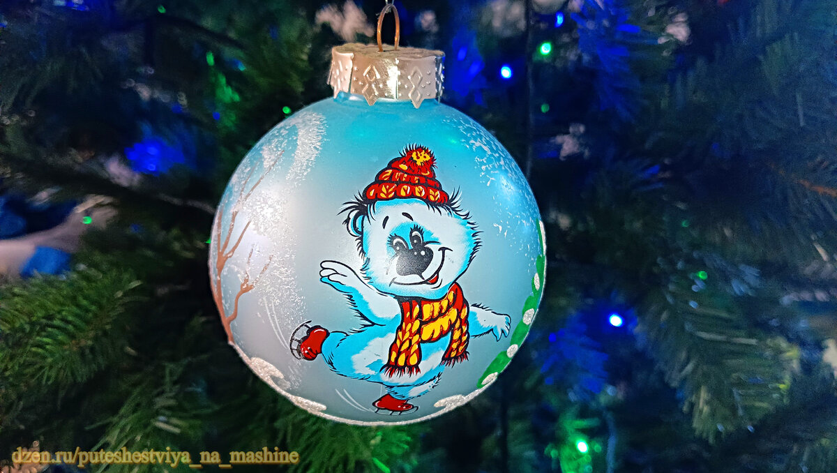 Разные по диаметру и окраске, а также с различными рисунками - шары