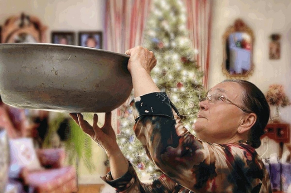    Люди собирают воду тазиками и вёдрами.