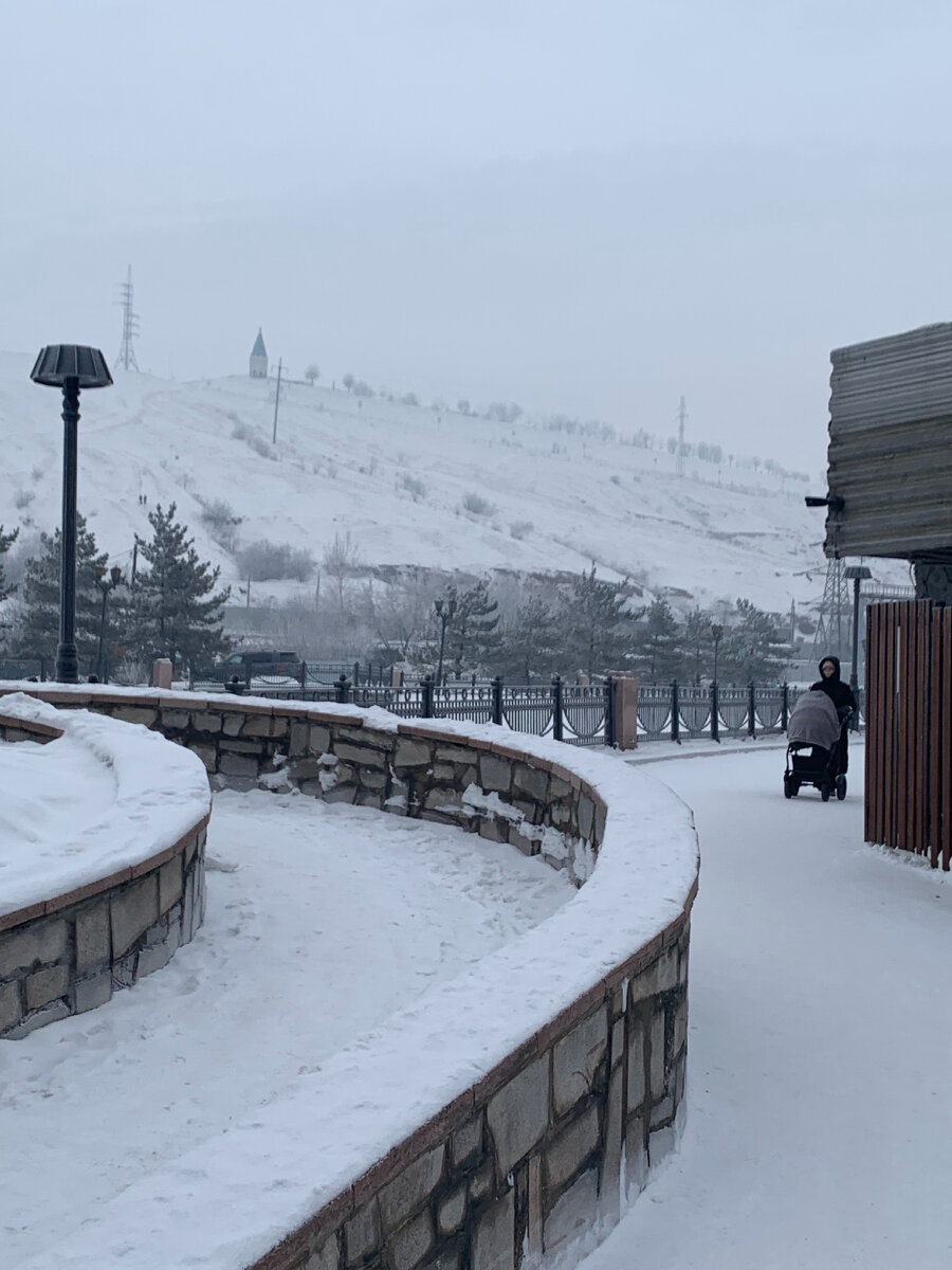 Слева горе часовенка с десятирублёвки бумажной 😉