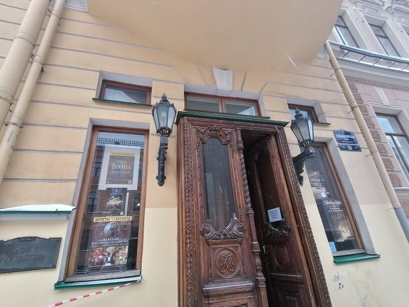 Входные двери в особняк Половцовых 