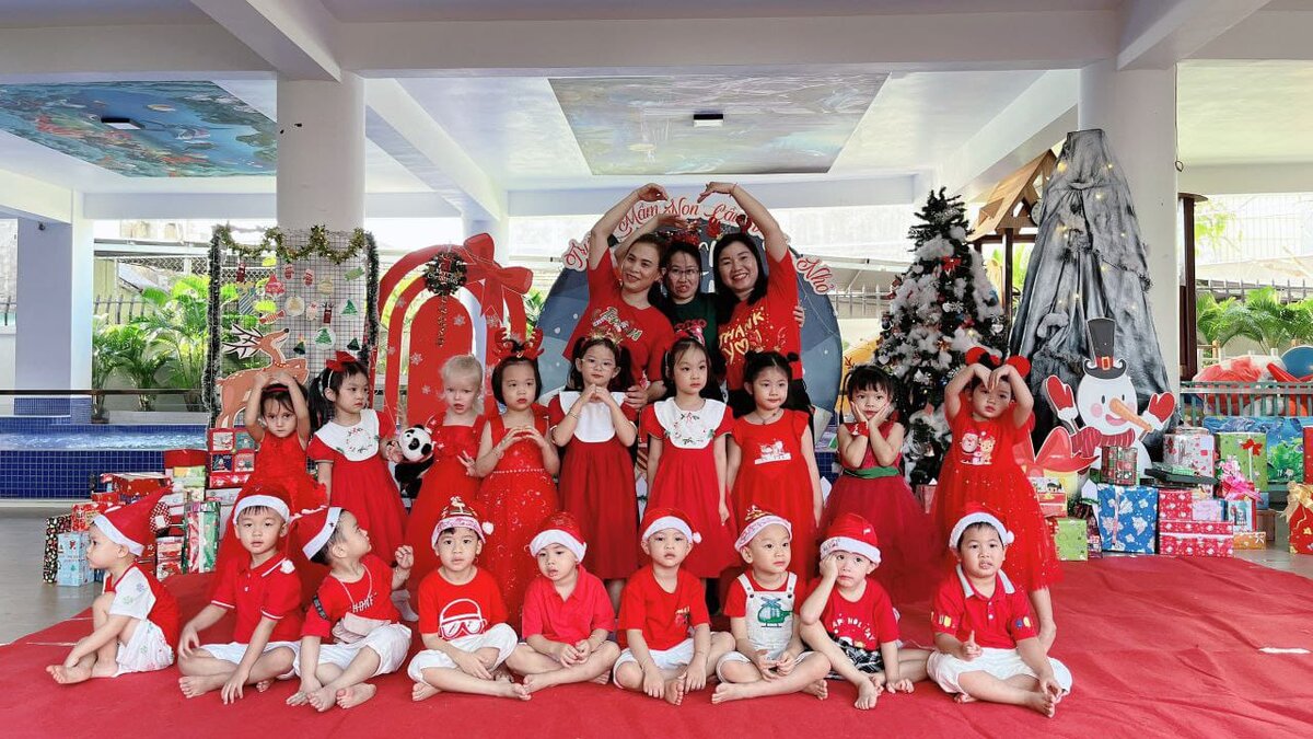 Найди мою дочку во вьетнамском садике :)