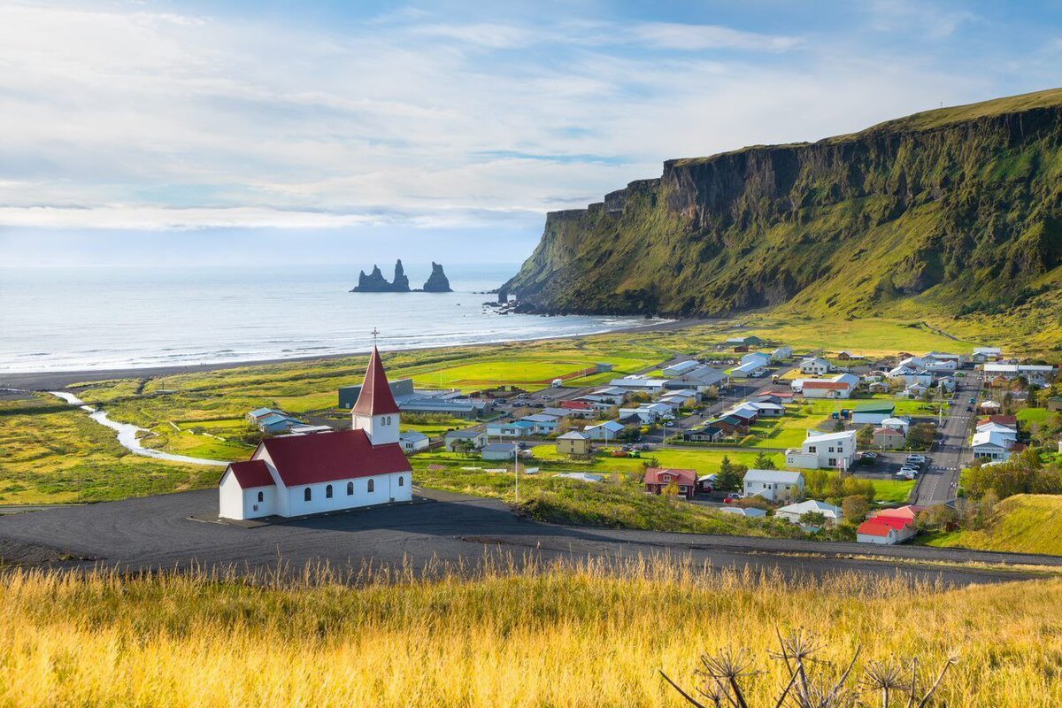 Почему в исландии большое количество действующих. Исландия Рейкьявик. Рейкьявик Исландия горы. Сиглюфьордюр Исландия. Исландия Рейкьявик достопримечательности.