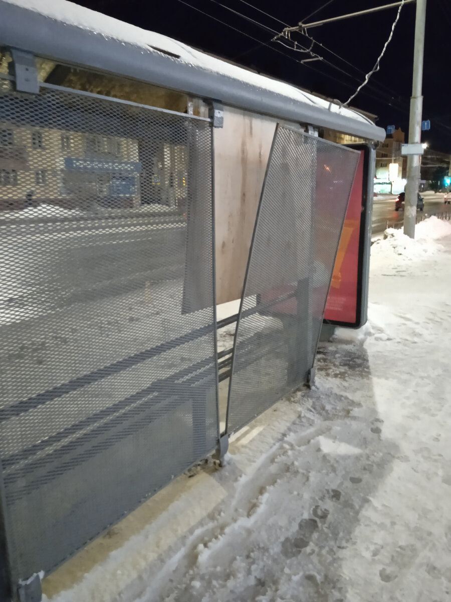 Типичный Омск. ост. "пл.Серова". Скоро будет два месяца как болтается. Пока алкаши на металл не сдадут. Конечно это не мэр должен прикручивать, это должна работать его команда.  НО, увы...