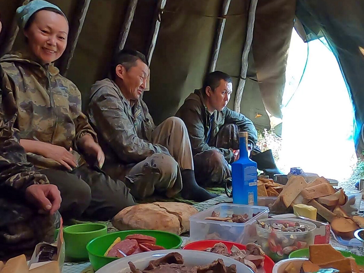 Обед в чуме. Границы гостеприимства катангских оленеводов совпадают с границами тайги. А тайга безгранична... Фото Константина Куликова