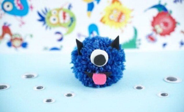    Из помпонов   
Источник: «Diy n crafts»