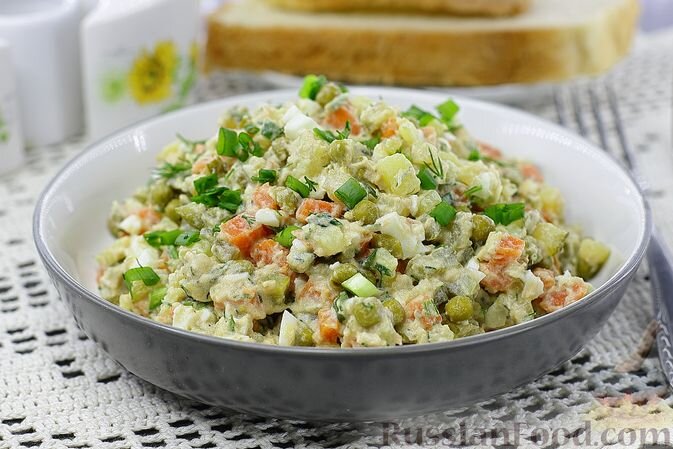 картофель, огурцы маринованные, яйца, морковь, тунец консервированный, горошек зелёный консервированный, сметана, майонез, зелень укропа, лук зелёный, соль, перец чёрный молотый