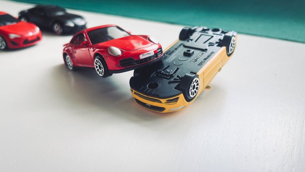     Устал за предновогоднюю неделю и решил, что пора таки прилечь и отдохнуть — хотя бы и в придорожном кювете — водитель автомобиля «Toyota Passo» во Владивостоке. ДТП с опрокидыванием произошло в районе улицы Бородинской.