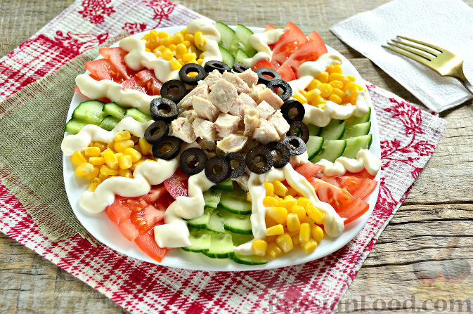 куриная грудка, кукуруза консервированная, огурцы, помидоры, маслины, майонез