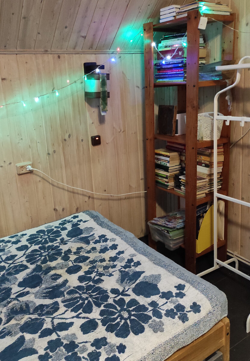 Стеллаж и кровать назначены в перекраску. 