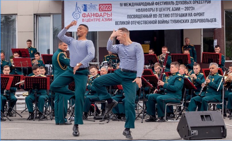 Концерт в Чадане. Слева – Виктор Марченко