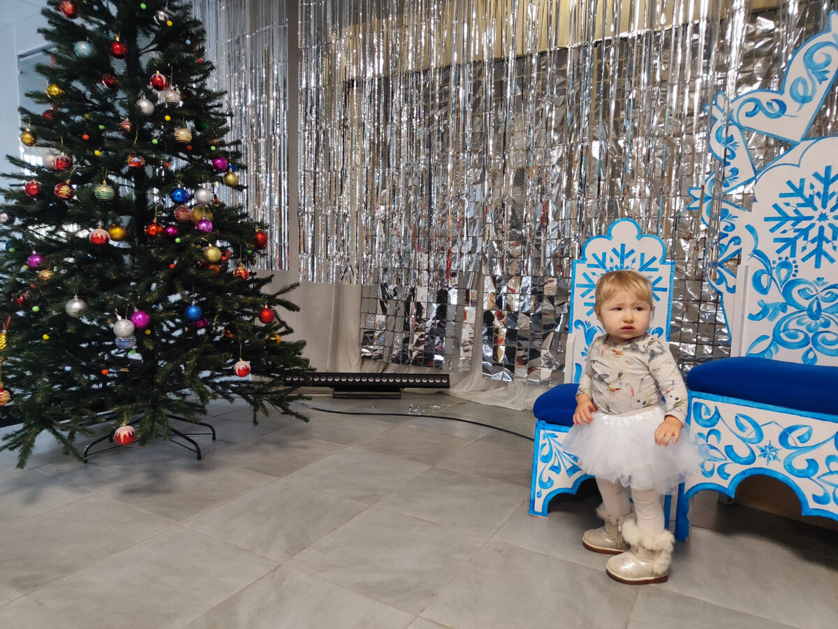 туда хочу, куда детки другие пошли...) а мамка фотографироваться заставляет ...