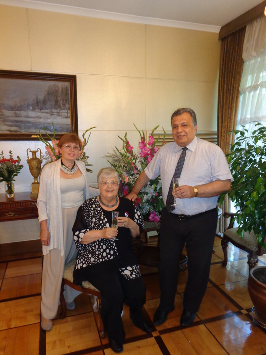 Андрей Карлов с женой и мамой