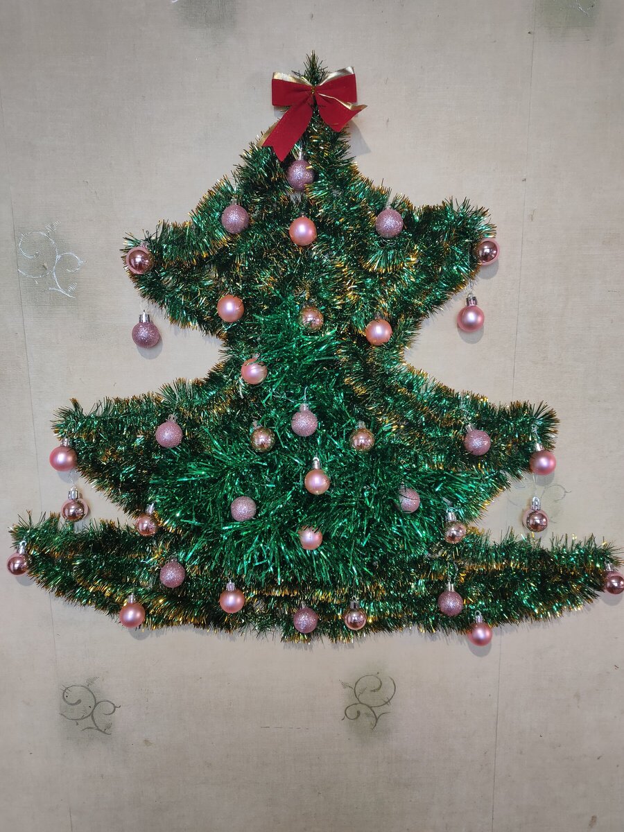 Екатерина Костина. На кухне в квартире ёлочку ставить негде, уже несколько лет ёлочку делаю на стене из мишуры.