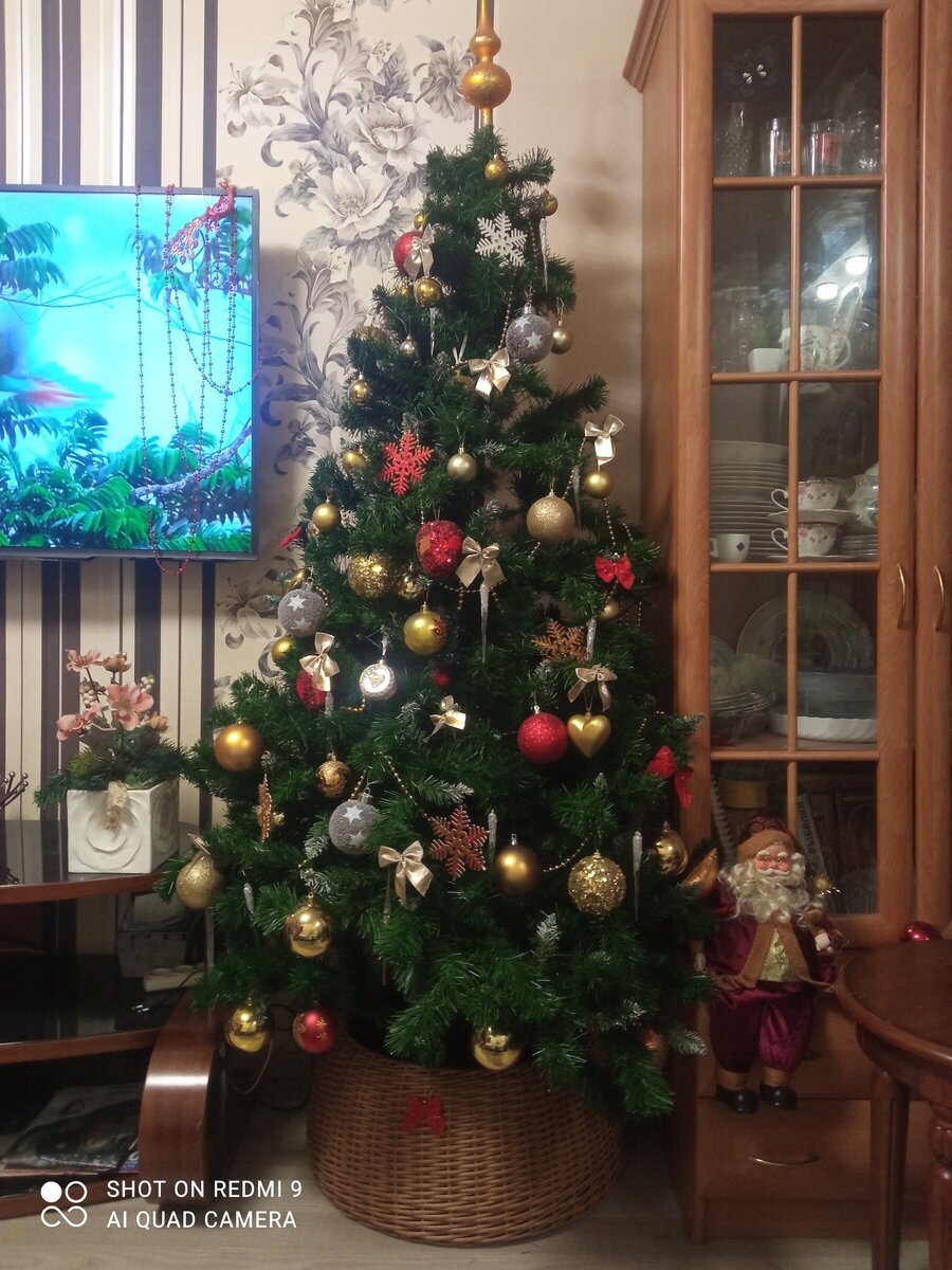 
Татьяна Смирнова Ёлку нарядили 24декабря.А юбочку сплела буквально вчера.
Всех с наступающим!!! 