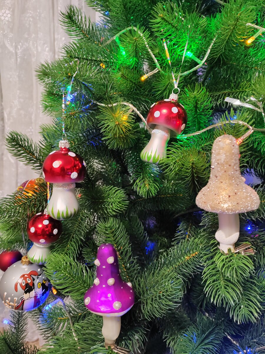 Юлия Перова
Какая хозяйка - такая и ёлка)))