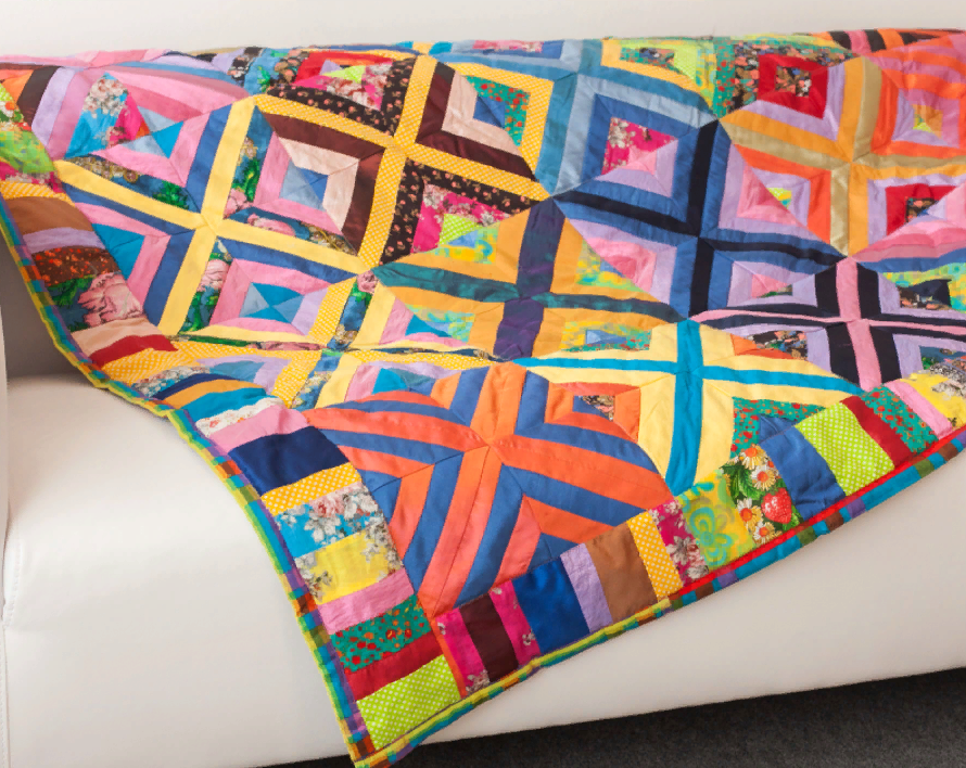 Яркое лоскутное одеяло выполненное из полосок ткани