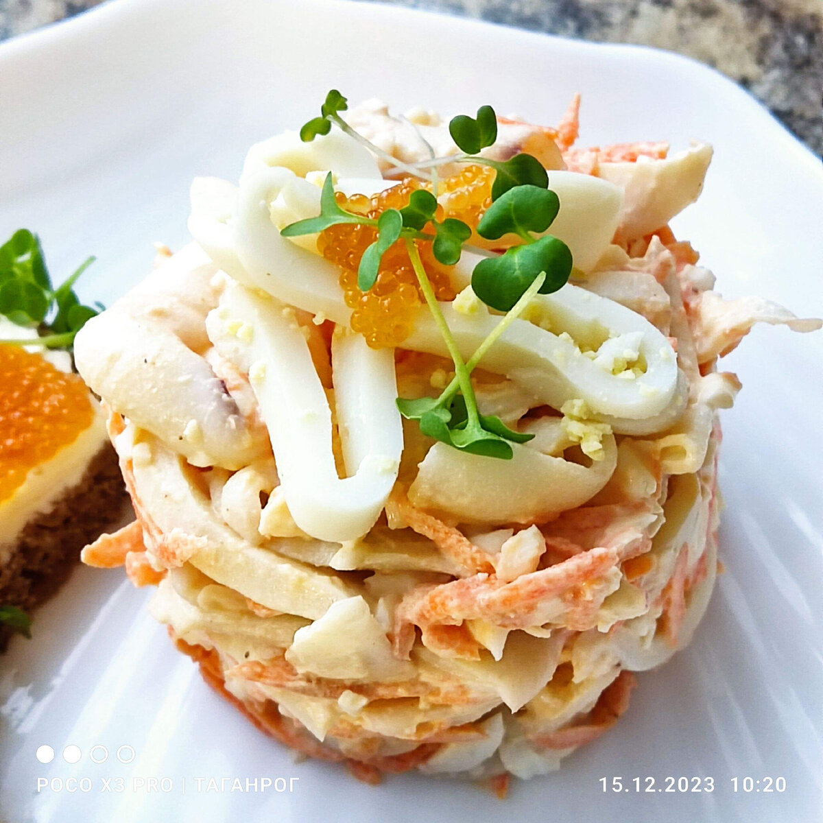 Салат из крабов и кальмаров