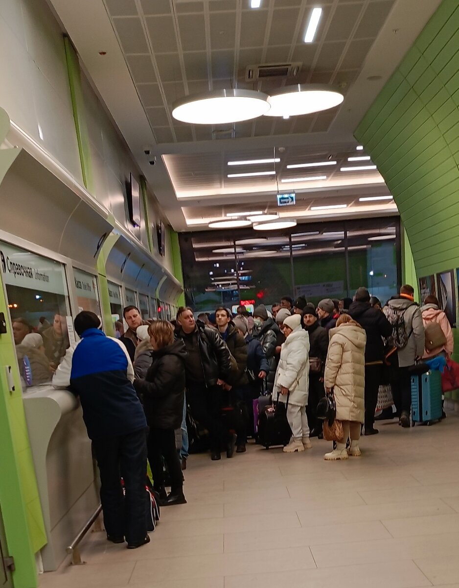 Толпа людей в кассу