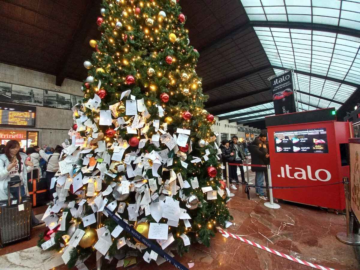 Ёлка на жд вокзале во Флоренции 