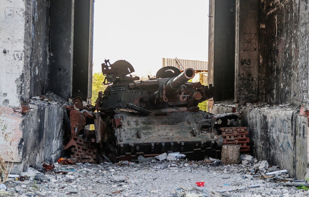     Подбитый украинский танк / РИА Новости / Сергей Аверин