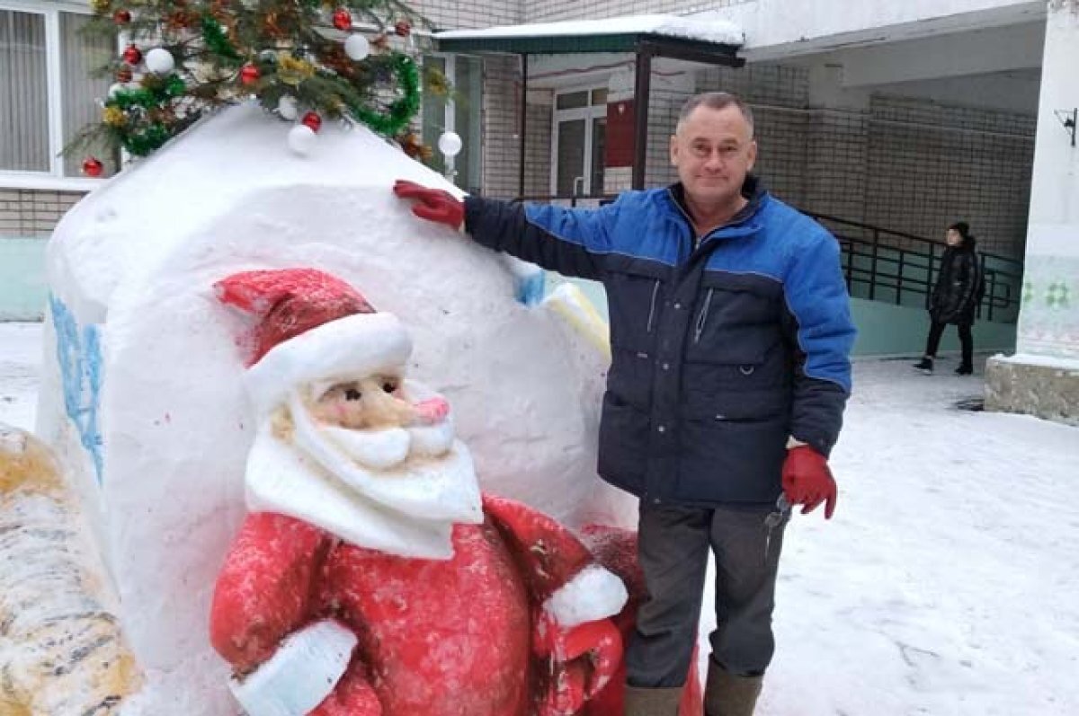    Сам художник соцсети не ведёт, но ученики часто выкладывают фото его работ в интернет.