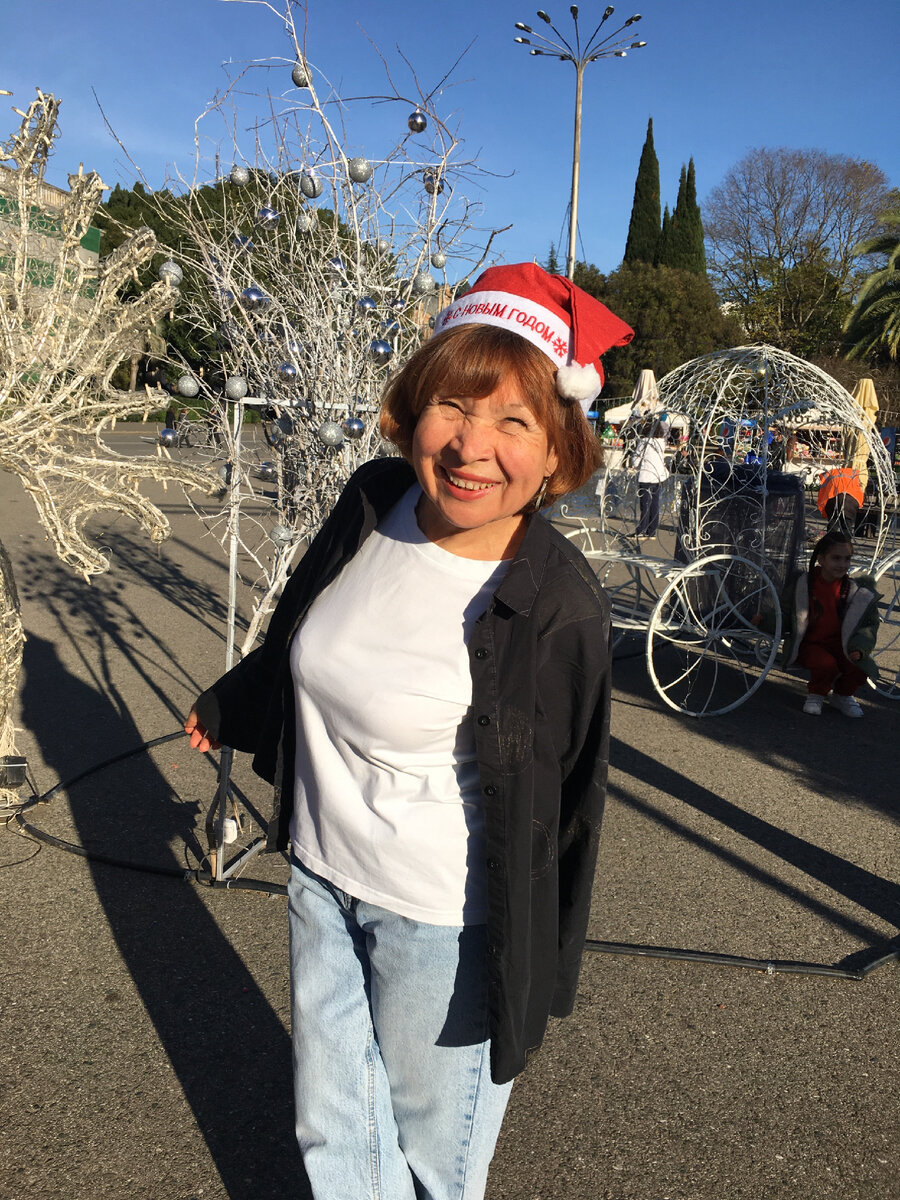 Площадь новогодняя, солнце слепит