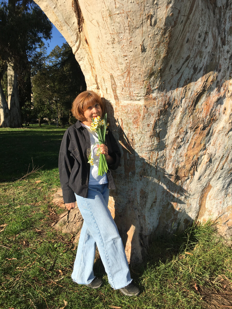 Набережная, купили весенние цветы 